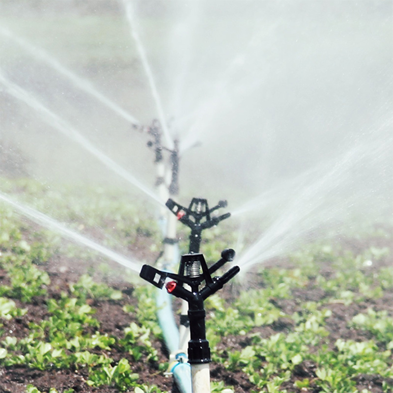 Em que deve ser prestada atenção ao usar a irrigação por gotejamento agrícola?